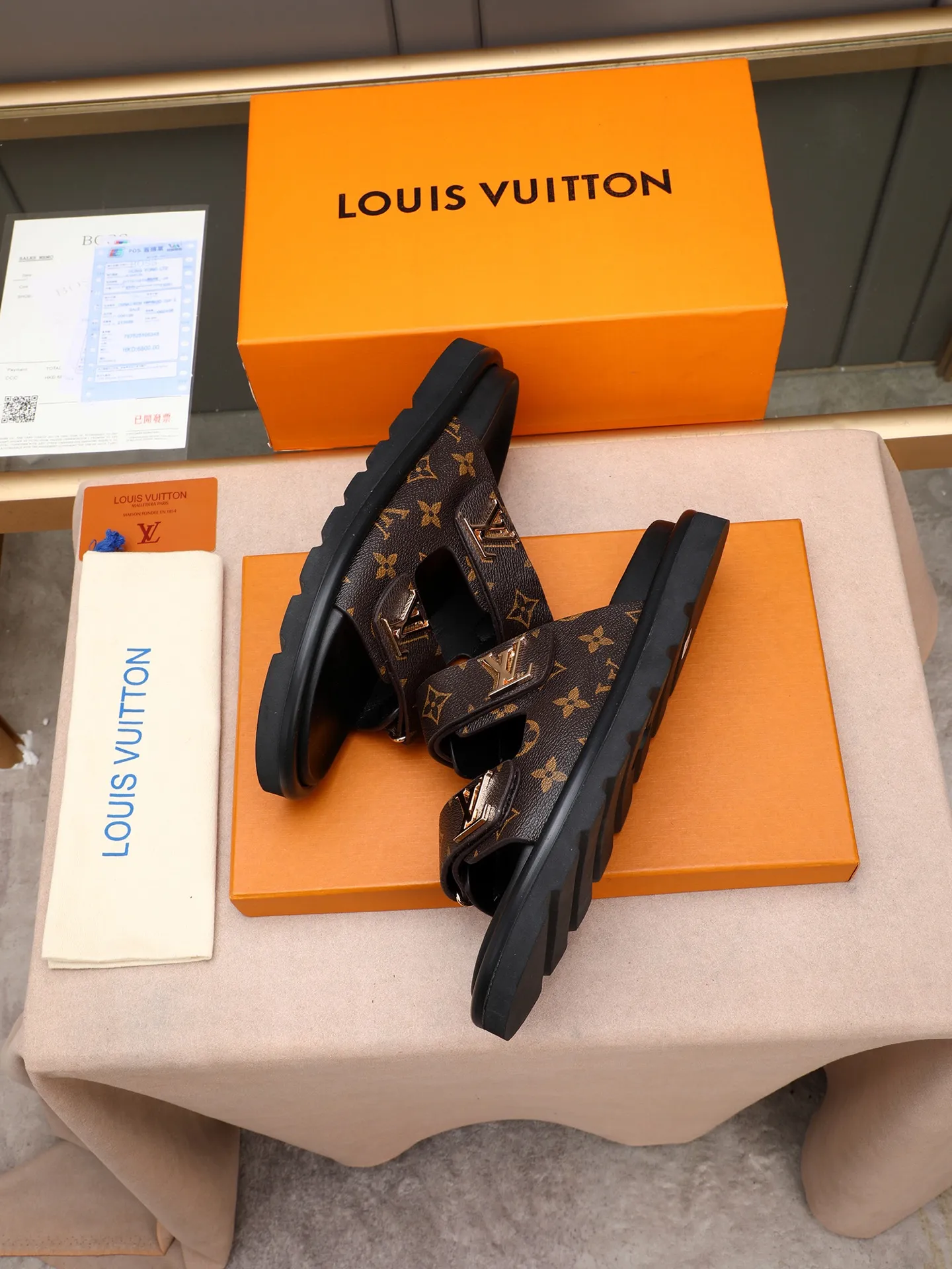 PP360 [LOUIS VUITTON] Louis Vuitton, LV printing, men's and women's slippers are on the market. The drawer box packaging comes with a cloth bag and a card. The upper pattern looks very soft and waxy, and it is a super versatile leg slimming tool. Fabric: imported denim/canvas/old fabric, LV hardware LOGO, official website pattern printing, comfortable to wear, feet: high-elastic PU water table. Sole: foam sole, heel height: about 5cm. Code number: 35-46, 35, 45, 46 are custom-made and non-returnable. Color: multiple colors and styles available.